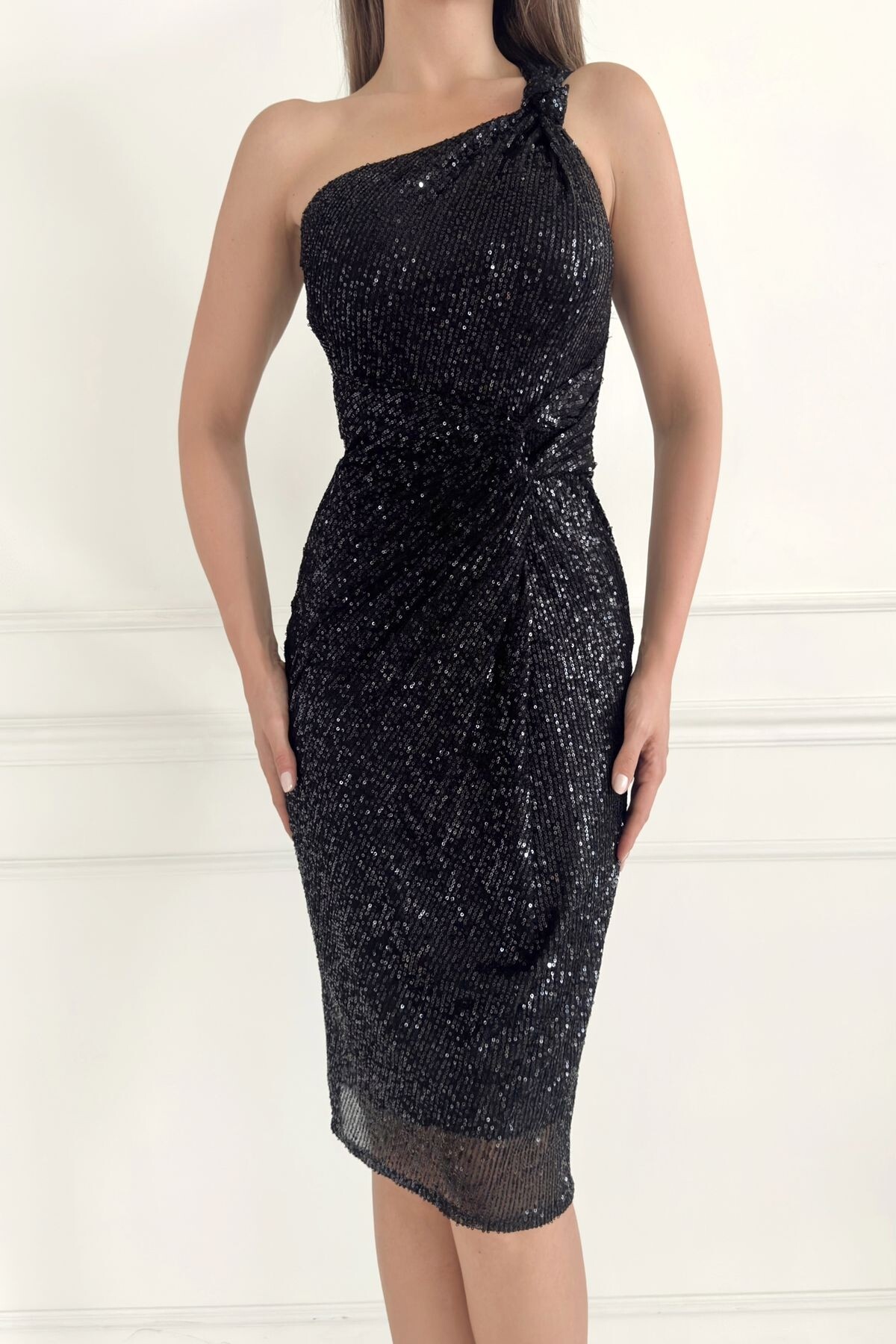 ONE SHOULDER SEQUINED DRESS