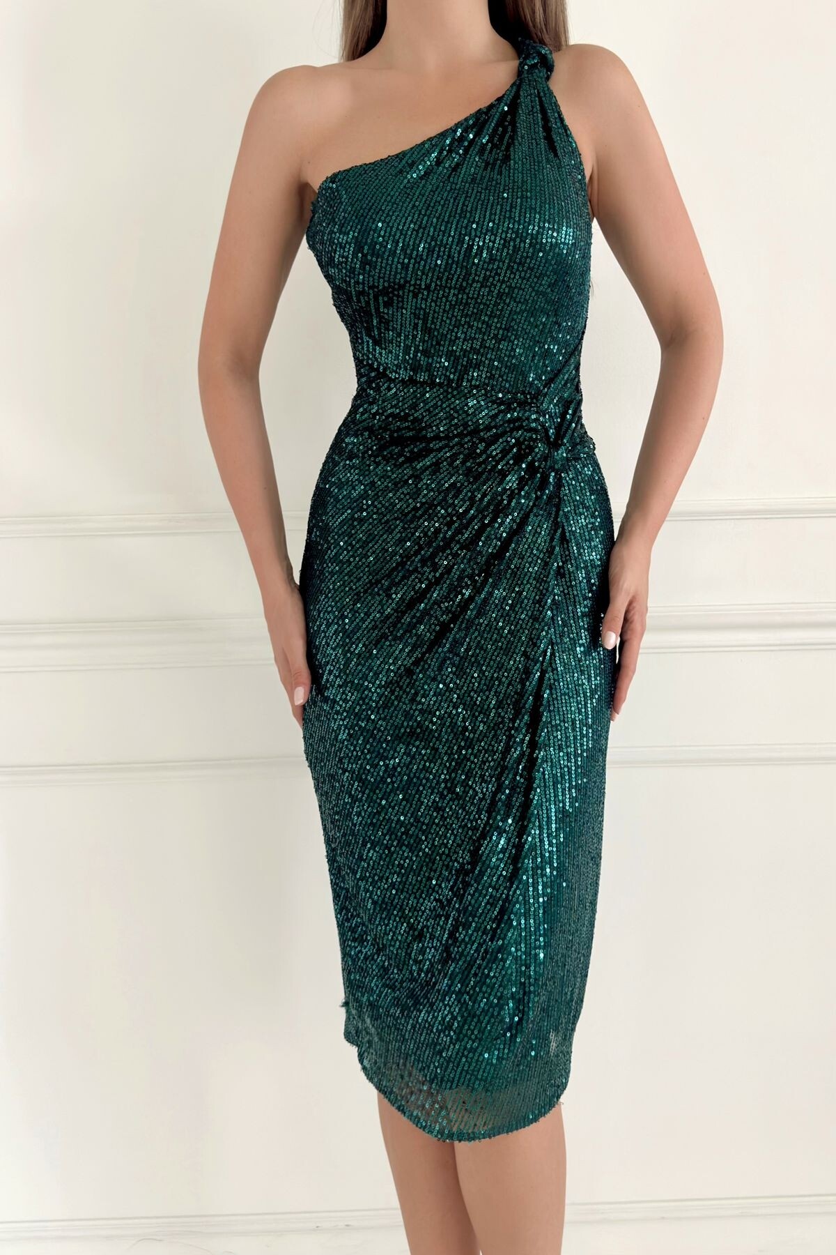 ONE SHOULDER SEQUINED DRESS