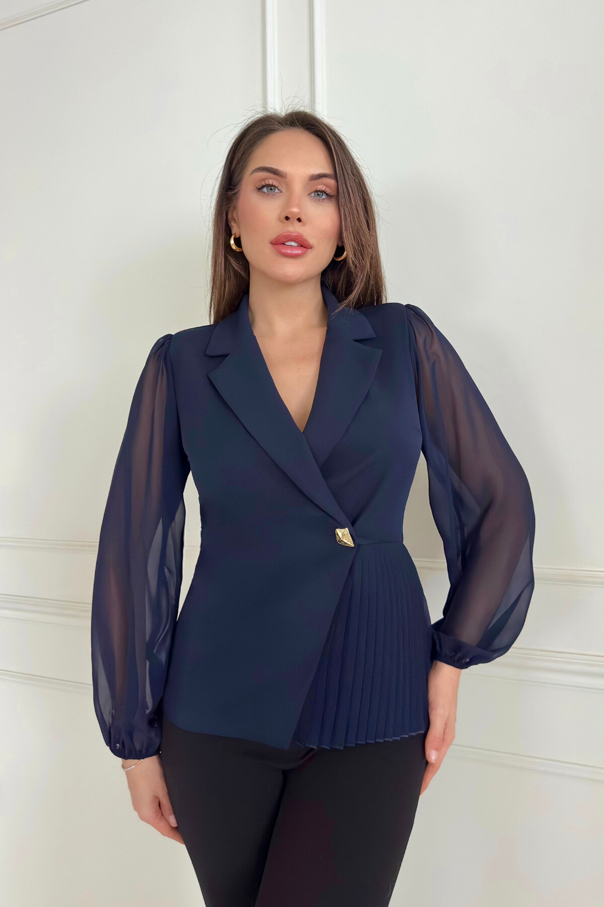 PLEATED BLAZER COLLAR BLOUSE