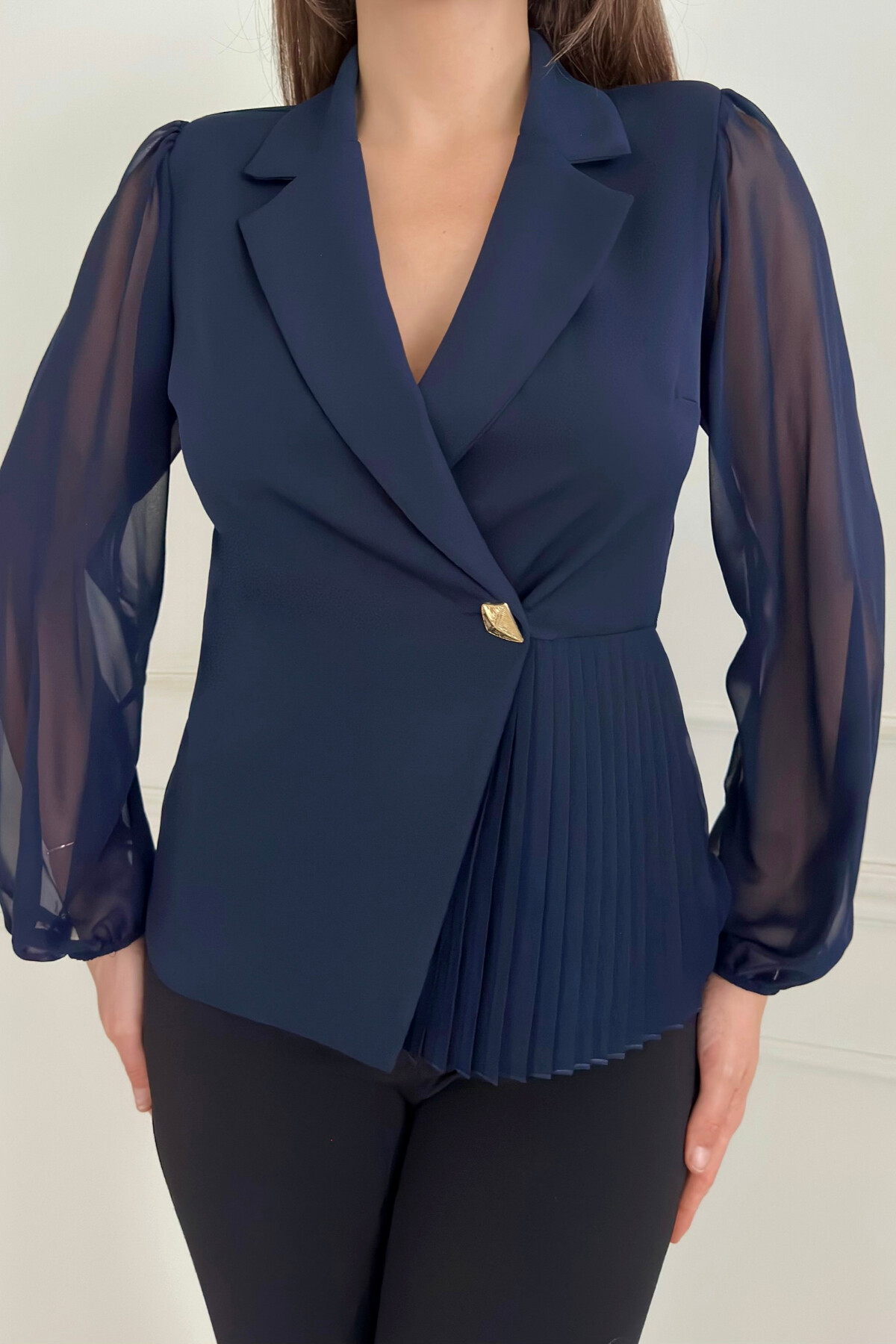 PLEATED BLAZER COLLAR BLOUSE