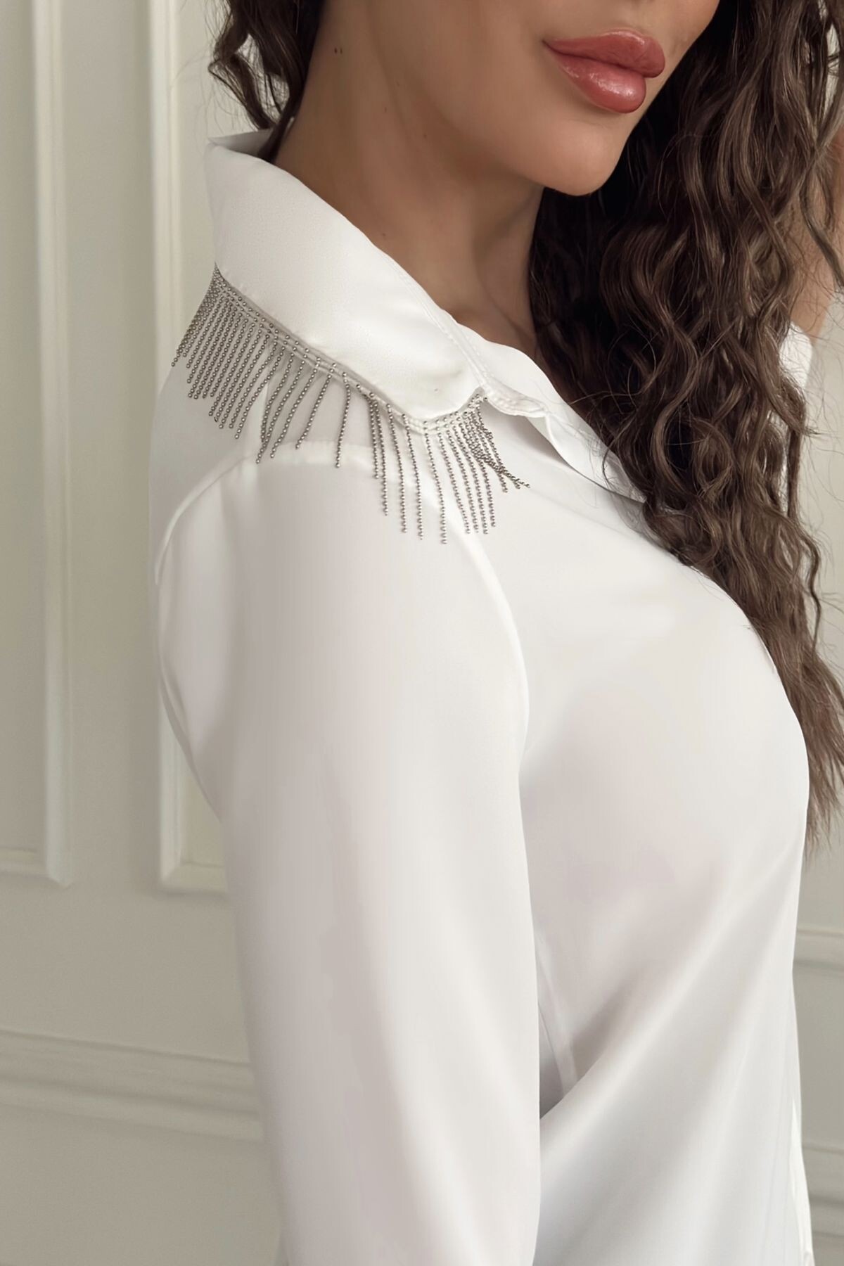 SHIRT WITH ACCESSORY DETAIL